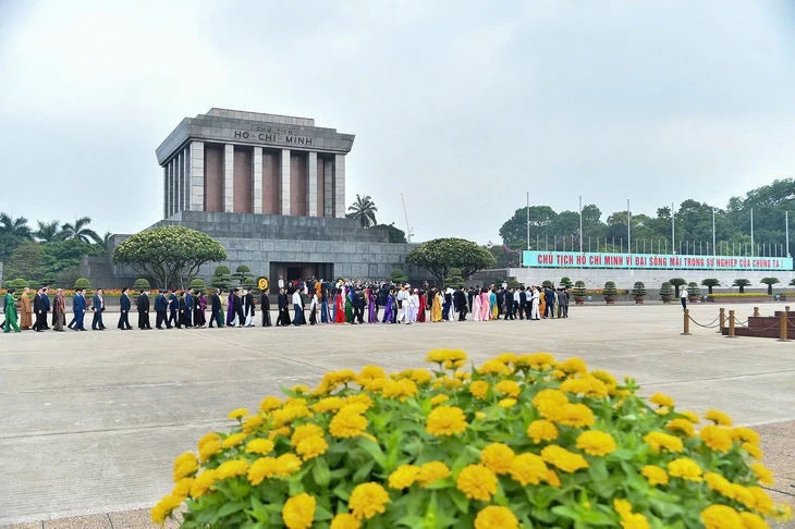 Đoàn đại biểu dự Đại hội MTTQ lần thứ XI vào lăng viếng Chủ tịch Hồ Chí Minh Đoàn đại biểu dự Đại hội MTTQ lần thứ XI vào lăng viếng Chủ tịch Hồ Chí Minh