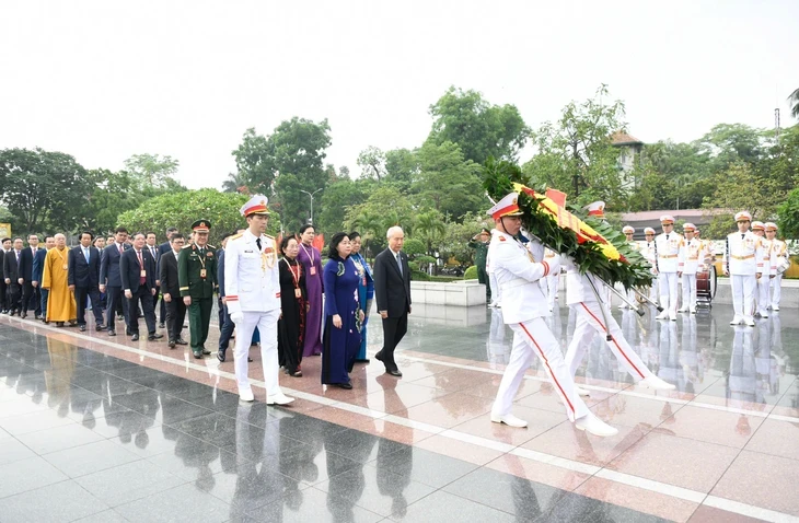 Đoàn đại biểu dự Đại hội MTTQ lần thứ XI vào lăng viếng Chủ tịch Hồ Chí Minh Đoàn đại biểu dự Đại hội MTTQ lần thứ XI vào lăng viếng Chủ tịch Hồ Chí Minh