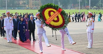 Đoàn đại biểu dự Đại hội MTTQ lần thứ XI vào lăng viếng Chủ tịch Hồ Chí Minh
