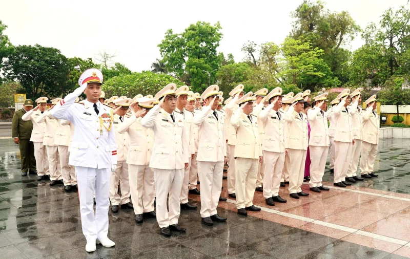 Đoàn đại biểu lực lượng Cảnh sát hình sự vào Lăng viếng Chủ tịch Hồ Chí Minh Đoàn đại biểu lực lượng Cảnh sát hình sự vào Lăng viếng Chủ tịch Hồ Chí Minh
