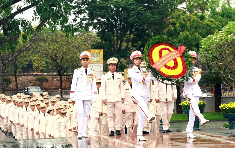 Đoàn đại biểu lực lượng Cảnh sát hình sự vào Lăng viếng Chủ tịch Hồ Chí Minh Đoàn đại biểu lực lượng Cảnh sát hình sự vào Lăng viếng Chủ tịch Hồ Chí Minh