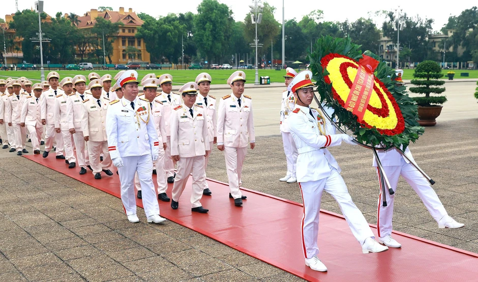 Đoàn đại biểu lực lượng Cảnh sát hình sự vào Lăng viếng Chủ tịch Hồ Chí Minh Đoàn đại biểu lực lượng Cảnh sát hình sự vào Lăng viếng Chủ tịch Hồ Chí Minh