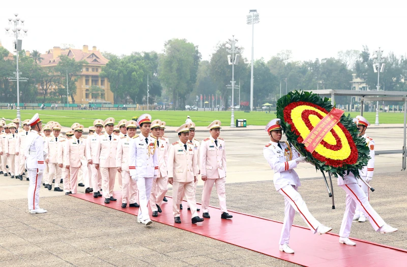 Đoàn đại biểu lực lượng Tham mưu Công an nhân dân vào Lăng viếng Bác Đoàn đại biểu lực lượng Tham mưu Công an nhân dân vào Lăng viếng Bác