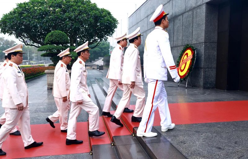 Đoàn đại biểu lực lượng Tham mưu Công an nhân dân vào Lăng viếng Bác Đoàn đại biểu lực lượng Tham mưu Công an nhân dân vào Lăng viếng Bác