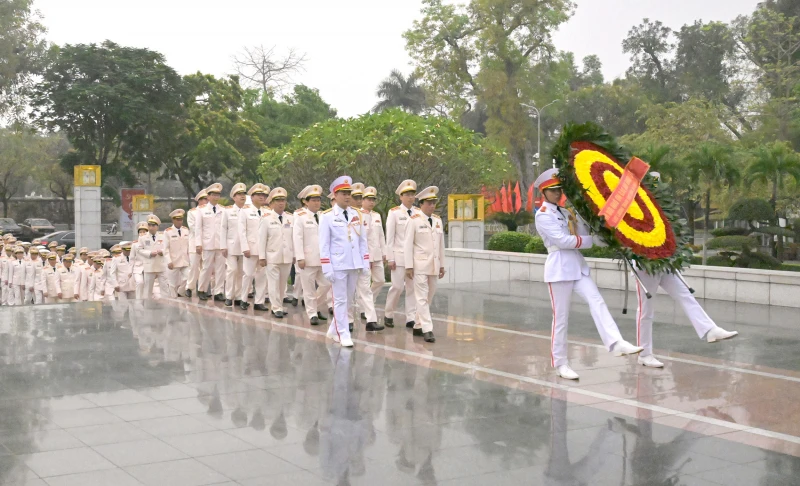 Đoàn đại biểu lực lượng Tham mưu Công an nhân dân vào Lăng viếng Bác Đoàn đại biểu lực lượng Tham mưu Công an nhân dân vào Lăng viếng Bác