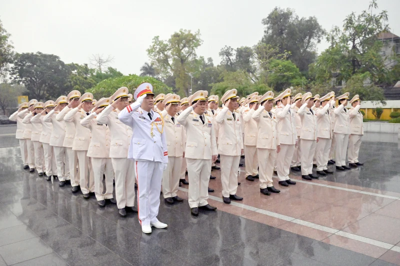 Đoàn đại biểu lực lượng Tham mưu Công an nhân dân vào Lăng viếng Bác Đoàn đại biểu lực lượng Tham mưu Công an nhân dân vào Lăng viếng Bác