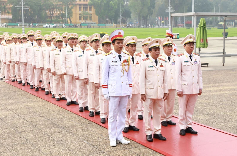 Đoàn đại biểu lực lượng Tham mưu Công an nhân dân vào Lăng viếng Bác Đoàn đại biểu lực lượng Tham mưu Công an nhân dân vào Lăng viếng Bác