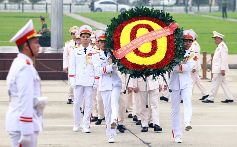 Đoàn đại biểu lực lượng Tham mưu Công an nhân dân vào Lăng viếng Bác Đoàn đại biểu lực lượng Tham mưu Công an nhân dân vào Lăng viếng Bác