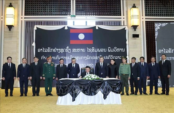 Đoàn lãnh đạo cấp cao Đảng, Nhà nước Việt Nam viếng Chủ tịch Quốc hội Lào Xaysomphone Phomvihane Đoàn lãnh đạo cấp cao Đảng, Nhà nước Việt Nam viếng Chủ tịch Quốc hội Lào Xaysomphone Phomvihane