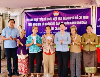 Đoàn Mặt trận Tổ quốc Việt Nam TP Hồ Chí Minh thăm, tặng quà kiều bào tại Lào