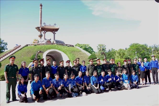 Đoàn sĩ quan trẻ Quân đội Lào dâng hương tại Thành cổ Quảng Trị Đoàn sĩ quan trẻ Quân đội Lào dâng hương tại Thành cổ Quảng Trị