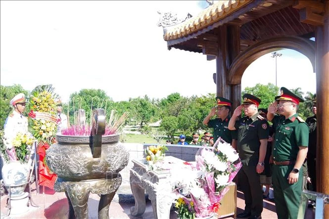 Đoàn sĩ quan trẻ Quân đội Lào dâng hương tại Thành cổ Quảng Trị Đoàn sĩ quan trẻ Quân đội Lào dâng hương tại Thành cổ Quảng Trị