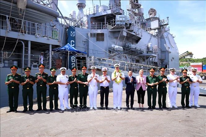 Đoàn tàu sân bay Hải quân Hoa Kỳ thăm thành phố Đà Nẵng Đoàn tàu sân bay Hải quân Hoa Kỳ thăm thành phố Đà Nẵng