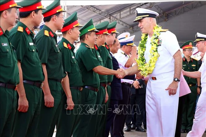 Đoàn tàu sân bay Hải quân Hoa Kỳ thăm thành phố Đà Nẵng Đoàn tàu sân bay Hải quân Hoa Kỳ thăm thành phố Đà Nẵng