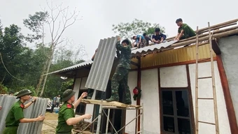 Đoàn Thanh niên Công an tỉnh Lào Cai hỗ trợ người dân khắc phục hậu quả mưa dông