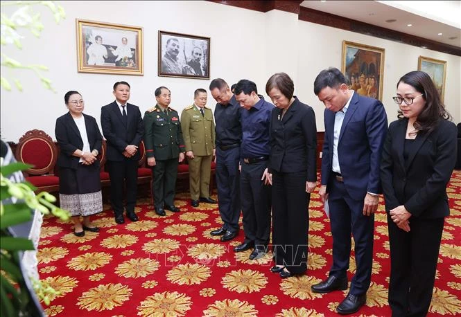 Đoàn Thông tấn xã Việt Nam viếng Chủ tịch Quốc hội Lào Xaysomphone Phomvihane Đoàn Thông tấn xã Việt Nam viếng Chủ tịch Quốc hội Lào Xaysomphone Phomvihane