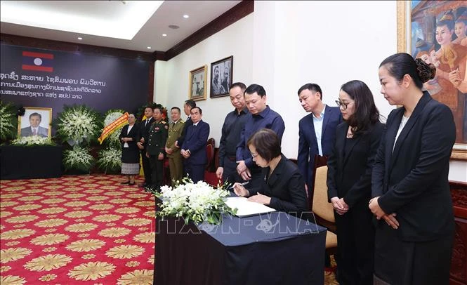 Đoàn Thông tấn xã Việt Nam viếng Chủ tịch Quốc hội Lào Xaysomphone Phomvihane Đoàn Thông tấn xã Việt Nam viếng Chủ tịch Quốc hội Lào Xaysomphone Phomvihane