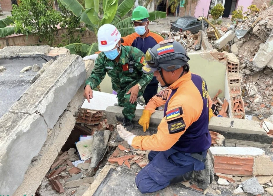 Đoàn Việt Nam đưa 54 nạn nhân động đất ở Venuezela ra khỏi đống đổ nát Đoàn Việt Nam đưa 54 nạn nhân động đất ở Venuezela ra khỏi đống đổ nát