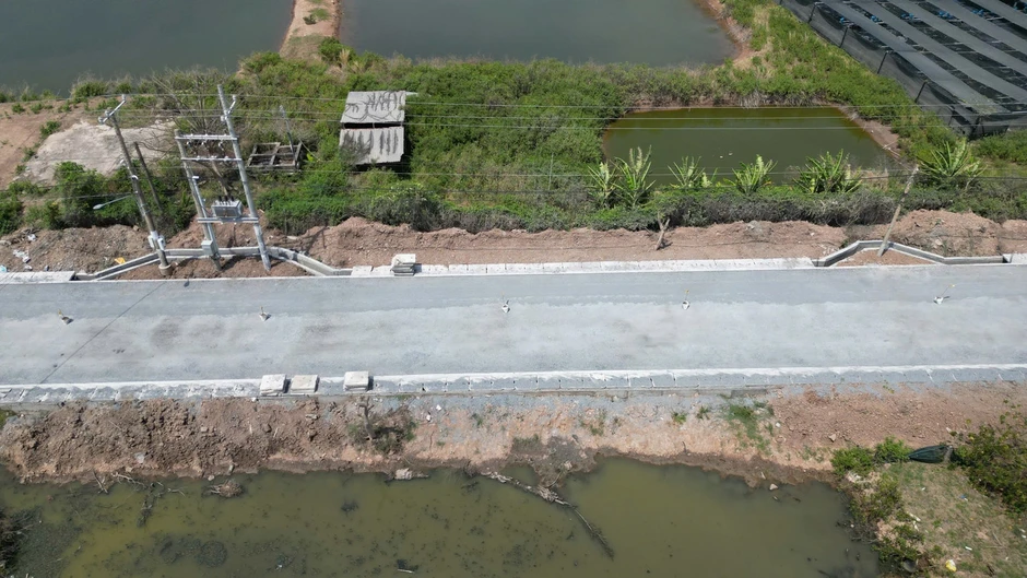 Độc lạ Cà Mau: 1,8km đường có 36 đoạn rãnh nước uốn cong để tránh cột điện Độc lạ Cà Mau: 1,8km đường có 36 đoạn rãnh nước uốn cong để tránh cột điện