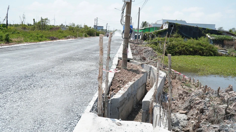 Độc lạ Cà Mau: 1,8km đường có 36 đoạn rãnh nước uốn cong để tránh cột điện Độc lạ Cà Mau: 1,8km đường có 36 đoạn rãnh nước uốn cong để tránh cột điện