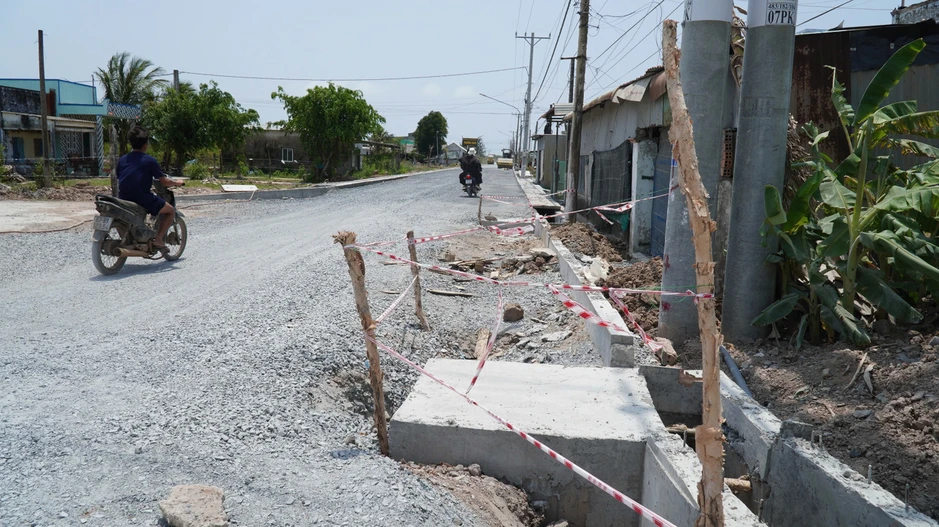 Độc lạ Cà Mau: 1,8km đường có 36 đoạn rãnh nước uốn cong để tránh cột điện Độc lạ Cà Mau: 1,8km đường có 36 đoạn rãnh nước uốn cong để tránh cột điện