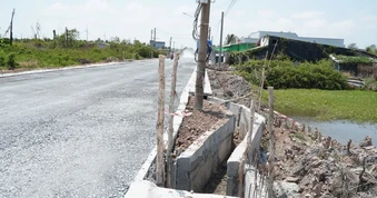Độc lạ Cà Mau: 1,8km đường có 36 đoạn rãnh nước uốn cong để tránh cột điện