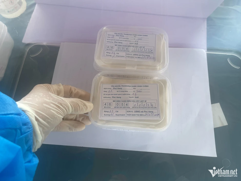 Đội nắng như đổ lửa, bộ đội miệt mài lấy mẫu ADN tìm danh tính liệt sĩ Đội nắng như đổ lửa, bộ đội miệt mài lấy mẫu ADN tìm danh tính liệt sĩ