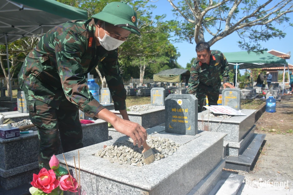 Đội nắng như đổ lửa, bộ đội miệt mài lấy mẫu ADN tìm danh tính liệt sĩ Đội nắng như đổ lửa, bộ đội miệt mài lấy mẫu ADN tìm danh tính liệt sĩ