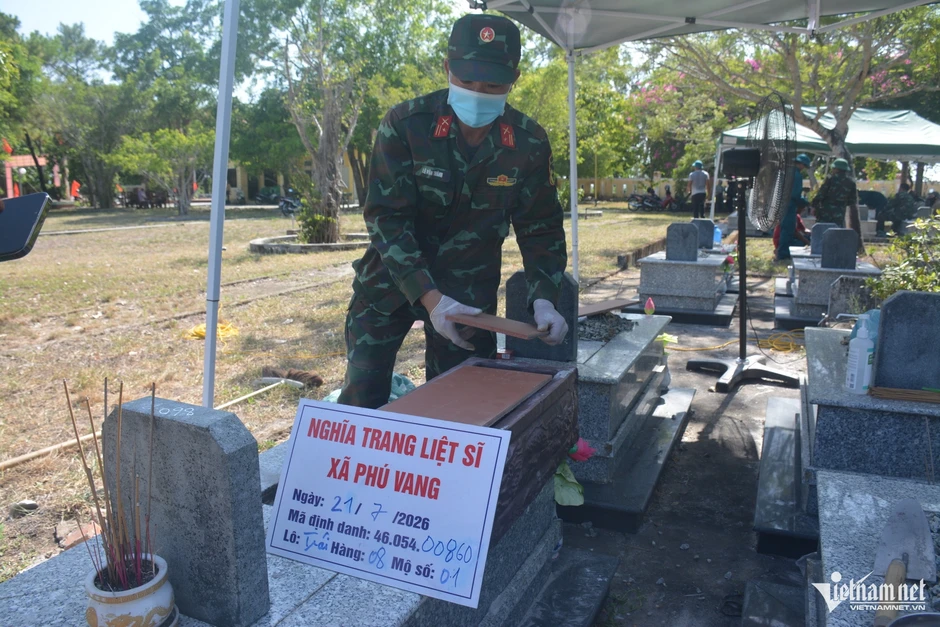 Đội nắng như đổ lửa, bộ đội miệt mài lấy mẫu ADN tìm danh tính liệt sĩ Đội nắng như đổ lửa, bộ đội miệt mài lấy mẫu ADN tìm danh tính liệt sĩ