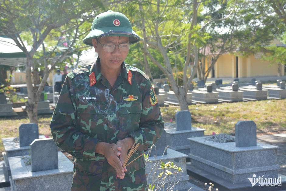 Đội nắng như đổ lửa, bộ đội miệt mài lấy mẫu ADN tìm danh tính liệt sĩ Đội nắng như đổ lửa, bộ đội miệt mài lấy mẫu ADN tìm danh tính liệt sĩ