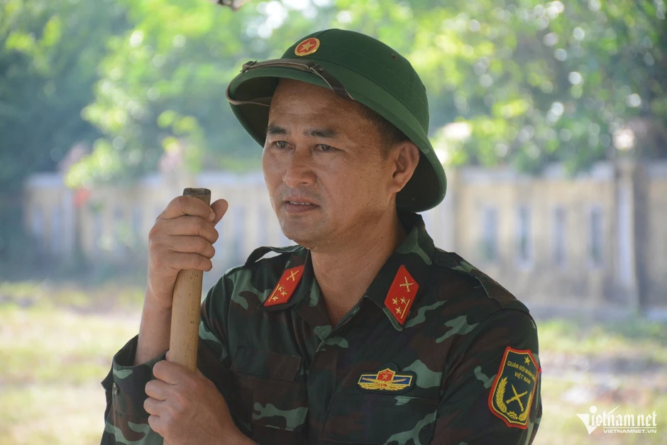 Đội nắng như đổ lửa, bộ đội miệt mài lấy mẫu ADN tìm danh tính liệt sĩ Đội nắng như đổ lửa, bộ đội miệt mài lấy mẫu ADN tìm danh tính liệt sĩ