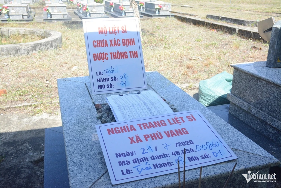 Đội nắng như đổ lửa, bộ đội miệt mài lấy mẫu ADN tìm danh tính liệt sĩ Đội nắng như đổ lửa, bộ đội miệt mài lấy mẫu ADN tìm danh tính liệt sĩ