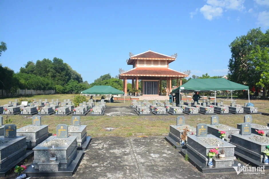 Đội nắng như đổ lửa, bộ đội miệt mài lấy mẫu ADN tìm danh tính liệt sĩ Đội nắng như đổ lửa, bộ đội miệt mài lấy mẫu ADN tìm danh tính liệt sĩ