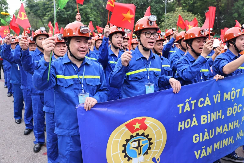 Đội ngũ công nhân là nòng cốt, lực lượng tiên phong trong sự nghiệp phát triển đất nước Đội ngũ công nhân là nòng cốt, lực lượng tiên phong trong sự nghiệp phát triển đất nước