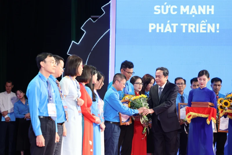 Đội ngũ công nhân là nòng cốt, lực lượng tiên phong trong sự nghiệp phát triển đất nước Đội ngũ công nhân là nòng cốt, lực lượng tiên phong trong sự nghiệp phát triển đất nước