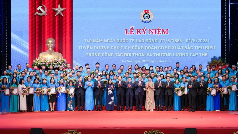 Đội ngũ công nhân là nòng cốt, lực lượng tiên phong trong sự nghiệp phát triển đất nước Đội ngũ công nhân là nòng cốt, lực lượng tiên phong trong sự nghiệp phát triển đất nước