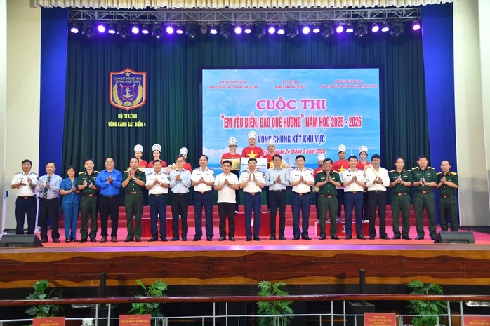 Đội thi của Cà Mau đoạt giải nhất cuộc thi "Em yêu biển, đảo quê hương" Đội thi của Cà Mau đoạt giải nhất cuộc thi "Em yêu biển, đảo quê hương"