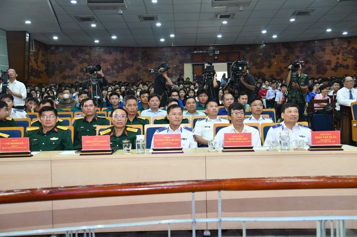 Đội thi của Cà Mau đoạt giải nhất cuộc thi "Em yêu biển, đảo quê hương" Đội thi của Cà Mau đoạt giải nhất cuộc thi "Em yêu biển, đảo quê hương"