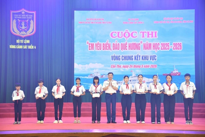 Đội thi của Cà Mau đoạt giải nhất cuộc thi "Em yêu biển, đảo quê hương" Đội thi của Cà Mau đoạt giải nhất cuộc thi "Em yêu biển, đảo quê hương"