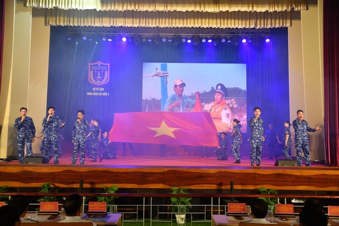 Đội thi của Cà Mau đoạt giải nhất cuộc thi "Em yêu biển, đảo quê hương" Đội thi của Cà Mau đoạt giải nhất cuộc thi "Em yêu biển, đảo quê hương"