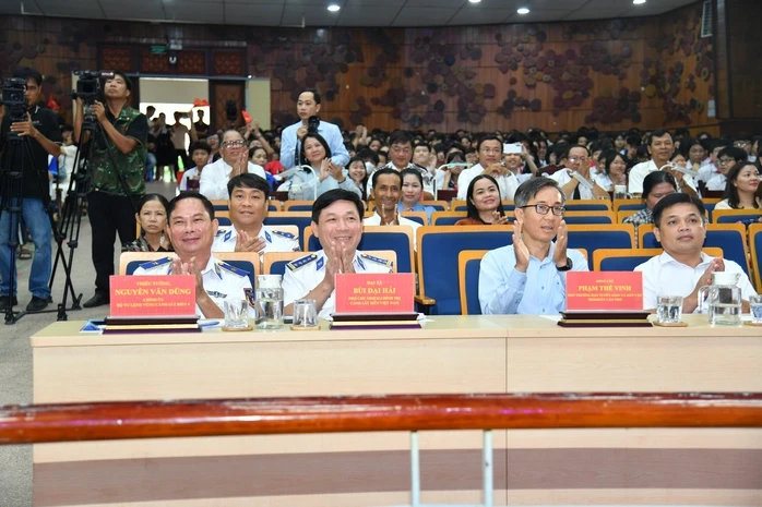 Đội thi của Cà Mau đoạt giải nhất cuộc thi "Em yêu biển, đảo quê hương" Đội thi của Cà Mau đoạt giải nhất cuộc thi "Em yêu biển, đảo quê hương"