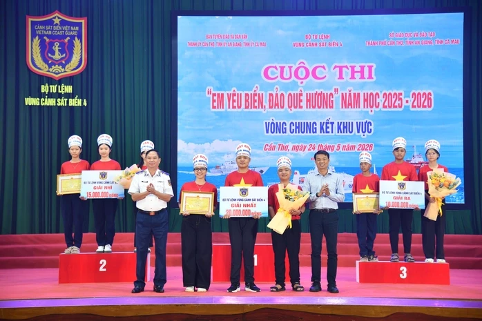 Đội thi của Cà Mau đoạt giải nhất cuộc thi "Em yêu biển, đảo quê hương" Đội thi của Cà Mau đoạt giải nhất cuộc thi "Em yêu biển, đảo quê hương"