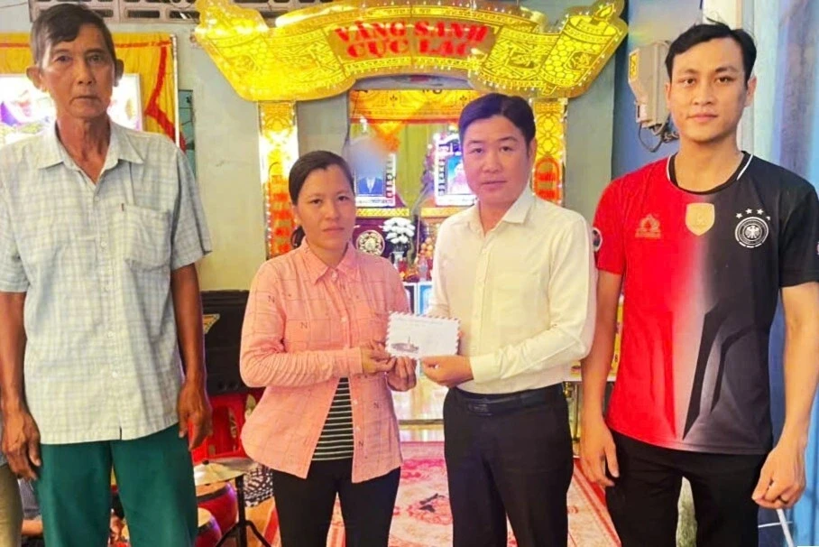 Đôi vợ chồng tử nạn sau va chạm liên tiếp với ô tô tải và xe container Đôi vợ chồng tử nạn sau va chạm liên tiếp với ô tô tải và xe container
