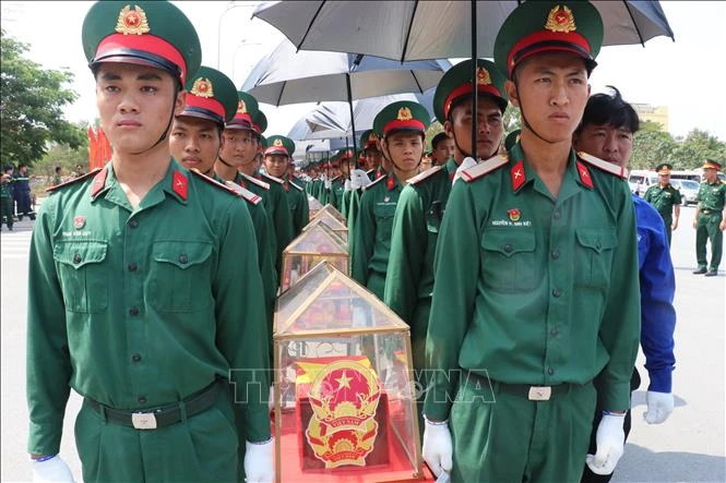 Đón 158 hài cốt liệt sĩ quân tình nguyện, chuyên gia Việt Nam hy sinh tại Campuchia về nước Đón 158 hài cốt liệt sĩ quân tình nguyện, chuyên gia Việt Nam hy sinh tại Campuchia về nước