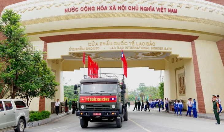 Đón 28 hài cốt liệt sĩ quân tình nguyện và chuyên gia Việt Nam từ Lào về an táng Đón 28 hài cốt liệt sĩ quân tình nguyện và chuyên gia Việt Nam từ Lào về an táng