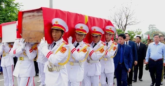 Đón 28 hài cốt liệt sĩ quân tình nguyện và chuyên gia Việt Nam từ Lào về an táng