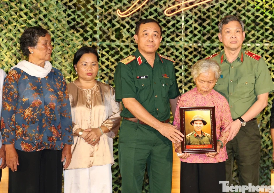 Đón di vật liệt sĩ Huỳnh Văn Quên sau gần 60 năm chờ đợi , xúc động và ý nghĩa Đón di vật liệt sĩ Huỳnh Văn Quên sau gần 60 năm chờ đợi , xúc động và ý nghĩa