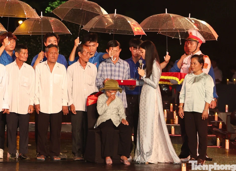 Đón di vật liệt sĩ Huỳnh Văn Quên sau gần 60 năm chờ đợi , xúc động và ý nghĩa Đón di vật liệt sĩ Huỳnh Văn Quên sau gần 60 năm chờ đợi , xúc động và ý nghĩa