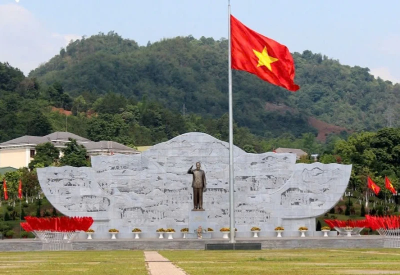 Đồng bào nơi cực Bắc Tổ quốc hướng về ngày hội non sông Đồng bào nơi cực Bắc Tổ quốc hướng về ngày hội non sông