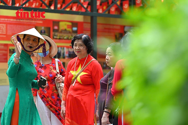 Đông đảo người dân vào Lăng viếng Bác sáng 19/5 Đông đảo người dân vào Lăng viếng Bác sáng 19/5